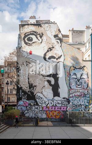 Street art di Parigi: Chuuuttt!!! Grande murale di Jef Aérosol sul muro di un edificio di Place Igor Stravinsky nel quartiere Marais di Parigi, Francia. Foto Stock