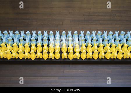Vista dall'alto dell'installazione artistica Support Ukraine a Poznan, Polonia, per Pasqua. Coniglietti giallo e blu. Foto Stock