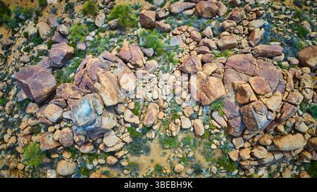 Vista dall'alto delle rocce aeree del deserto e della vegetazione sparsa Foto Stock