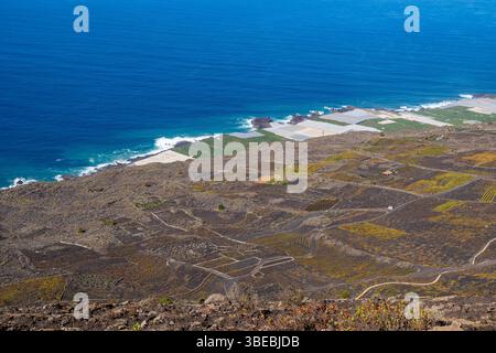 Vista su un'area vinicola e piantagioni di banane vicino al vulcano Teneguia su la Palma fino all'Oceano Atlantico blu Foto Stock
