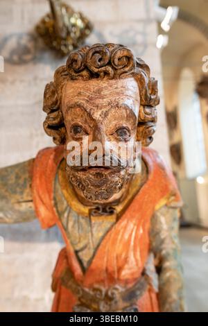 Scultura in legno di San Nicola nella chiesa di San Nicola Tallinn Estonia Foto Stock