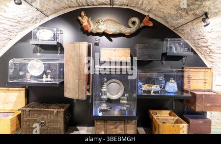 Armature e armi in mostra nella sala della grande Gilda di Tallinn, Estonia Foto Stock