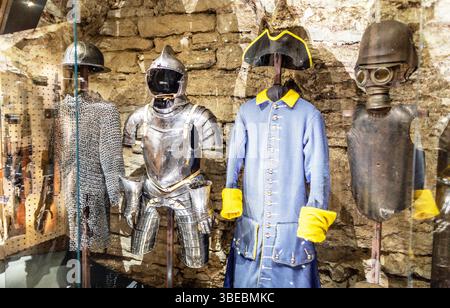 Armature e armi in mostra nella sala della grande Gilda di Tallinn, Estonia Foto Stock