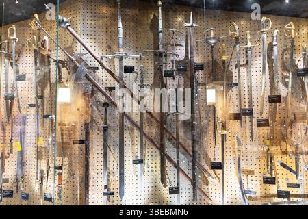Armature e armi in mostra nella sala della grande Gilda di Tallinn, Estonia Foto Stock