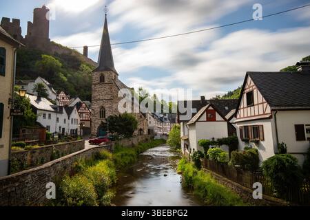 Paesaggio intorno al castello di Löwenburg. Splendide rovine storiche del castello sul torrente Elzbach nel mezzo della foresta. Foto di paesaggi vicino a Monreal Foto Stock