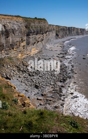 Scogliere e spiaggia a Cwm Nash Monknash sulla Glamorgan Heritage Coast Galles del Sud Regno Unito Foto Stock
