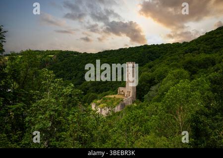 Paesaggio intorno al castello di Löwenburg. Splendide rovine storiche del castello sul torrente Elzbach nel mezzo della foresta. Foto di paesaggi vicino a Monreal Foto Stock