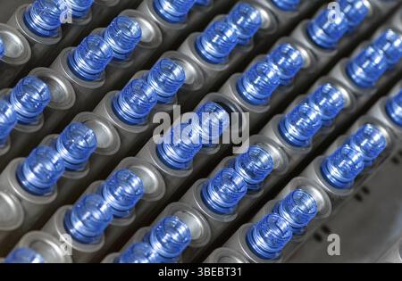 Apparecchiature per la fabbricazione di preforme per bottiglie di plastica. Produzione DI ANIMALI DOMESTICI. primo piano di un matraccio per flaconi di plastica Foto Stock