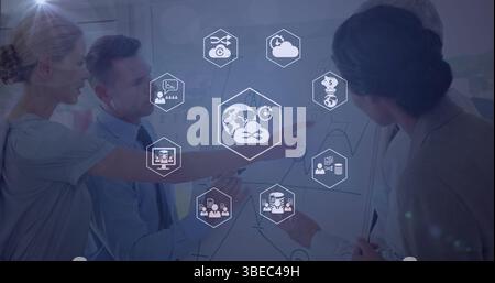 Immagine di icone digitali su diversi imprenditori che discutono sulla lavagna in ufficio Foto Stock