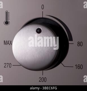 Termostato e maniglie su un moderno forno a microonde, primo piano. attrezzature da cucina Foto Stock