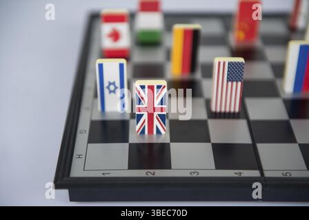 Simboli dei paesi di una scacchiera. Foto concettuale, i giochi politici. Close-up Foto Stock