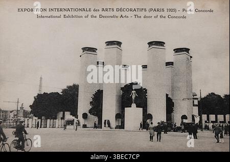 Cartolina d'epoca che mostra il padiglione "porte Concorde" all'esposizione Internazionale di Arte decorativa a Parigi, 1925 Foto Stock