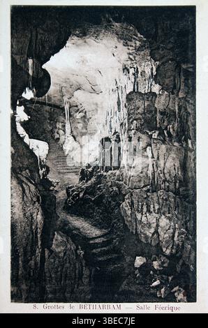 Cartolina d'epoca che mostra le grotte di Bétharram, nel sud-ovest della Francia. Foto Stock