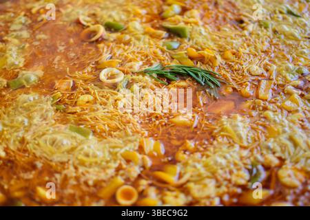 Fideua tradizionale spagnola, una pasta tipica fatta con ingredienti simili alla paella Foto Stock
