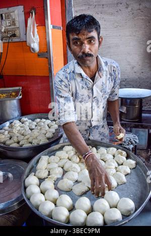 Venditore che prepara il tradizionale Cardamom Kachori, cibo di strada nei mercati e bazar in India. Foto Stock
