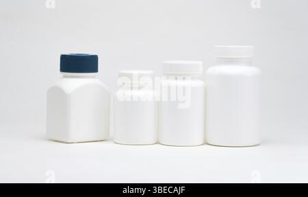 Vasetti in plastica bianca su sfondo bianco. Isolato Foto Stock