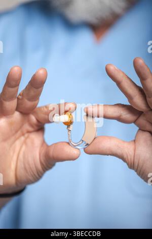 Concetto di apparecchi acustici per sordità, assistenza sanitaria Foto Stock