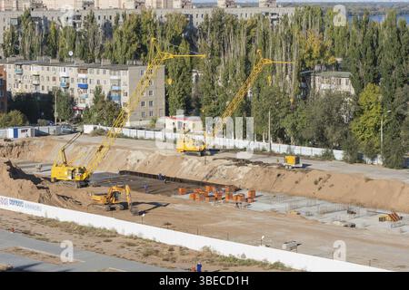 Volgograd, Russia - 13 ottobre 2015: Veduta aerea dell'area recintata su cui è stata costruita una nuova casa residenziale multipiano Foto Stock
