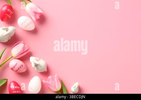 Modello di biglietto di auguri di buona Pasqua con tulipani e uova di Pasqua colorate su sfondo rosa. Foto Stock