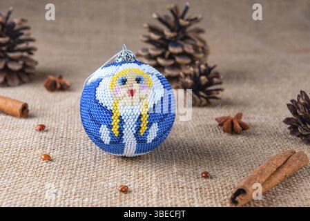 Lo squisito giocattolo a bolle natalizie realizzato a mano con perline, noto anche come globo di Natale o bulbo di Natale, fa parte dell'arredamento natalizio Foto Stock
