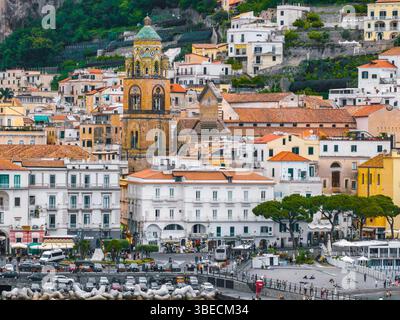 Veduta aerea della Cattedrale di Amalfi e del lungomare sulla Costiera Amalfitana Foto Stock