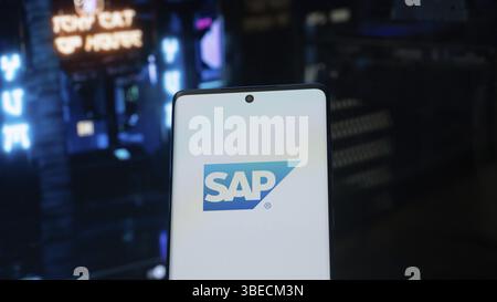 Dhaka, Bangladesh 3 maggio 2025: Smartphone in superficie con logo SAP Foto Stock