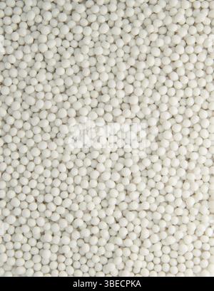 Sfondo di piccoli pellet di plastica di colore bianco Foto Stock