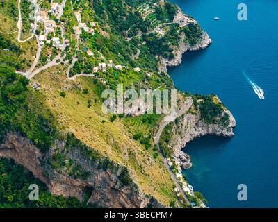 Vista aerea della Costiera Amalfitana con scogliere, colline e Mar Tirreno Foto Stock