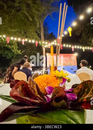 Bangkok, Thailandia - 10 novembre 2024: Tradizionale disposizione floreale per un rituale religioso thailandese che galleggia sull'acqua, omaggio sacro con fiori colorati. Cerimonia spirituale di Loy Krathong. Foto Stock