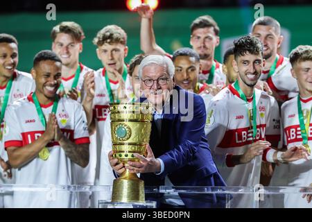 Germania. 24 maggio 2025. Fussball DFB-Pokal finale Arminia Bielefeld - VfB Stuttgart am 24.05.2025 im Olympiastadion a Berlino Frank-Walter Steinmeier ( Bundespraesident ) haelt den DFB Pokal DFB proibisce qualsiasi uso di fotografie come sequenze di immagini e/o quasi-video. Foto: Revierfoto credito: ddp media GmbH/Alamy Live News Foto Stock