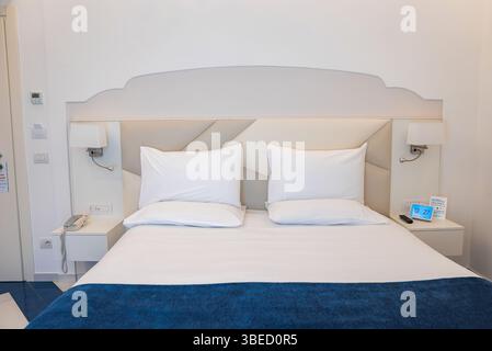 Moderna camera d'hotel con elementi di design della costa bianchi e blu Foto Stock