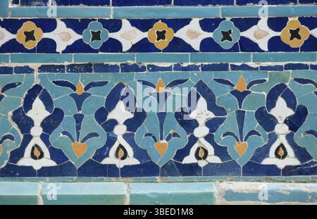 Vecchio mosaico asiatico di ceramica. elementi di ornamento orientale su piastrelle di ceramica Foto Stock