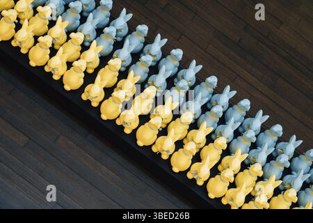 Vista dall'alto dell'installazione artistica Support Ukraine a Poznan, Polonia, per Pasqua. Coniglietti giallo e blu. Foto Stock