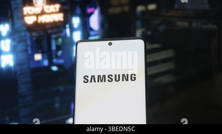 Dhaka, Bangladesh 03 maggio 2025: Smartphone in superficie che mostra il logo Samsung Foto Stock