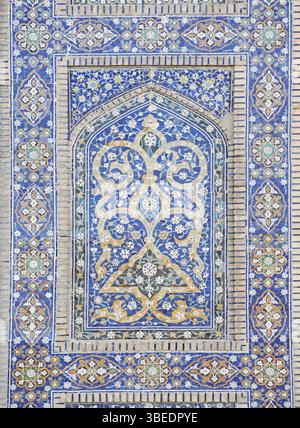 Vecchio mosaico asiatico di ceramica. elementi di ornamento orientale su piastrelle di ceramica Foto Stock