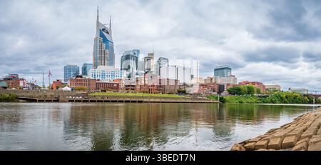 13 ottobre 2023, Nashville, Tennessee: Vista panoramica di Nashville, skyline del Tennessee e fiume Cumberland Foto Stock