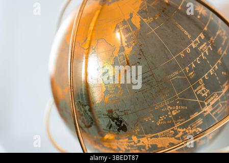 Primo piano del Globe decorativo che mette in risalto l'Asia orientale e l'Oceano Pacifico Foto Stock