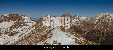Vista panoramica dalla cima del Colorado 13er Eagle Peak. Si innalza sopra gli splendidi South Colony Lakes 14ers Crestone Peak, Crestone Needle e Humbolt Peak. Foto Stock
