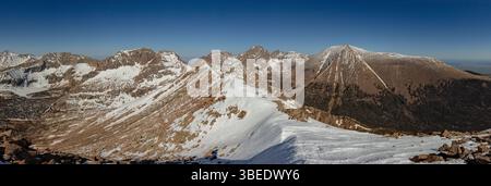 Vista panoramica dalla cima del Colorado 13er Eagle Peak. Si innalza sopra gli splendidi South Colony Lakes 14ers Crestone Peak, Crestone Needle e Humbolt Peak. Foto Stock