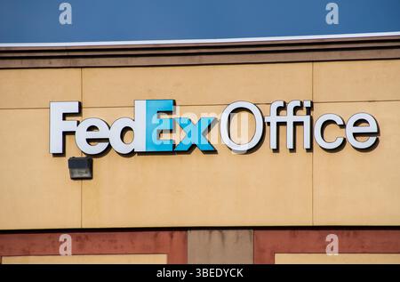 Spanish Fork, UT—28 maggio 2025: L'esterno di un negozio FedEx Office è visibile. FedEx Office, una catena di vendita al dettaglio, fornisce servizi di stampa, copia e spedizione Foto Stock