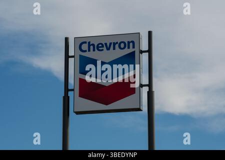 American Fork, UT - 28 maggio 2025: Un cartello con la stazione di servizio Chevron si trova lungo l'Interstate 15 a American Fork. Foto Stock