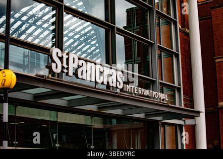 Cartello d'ingresso della stazione internazionale di St Pancras a Londra. L'architettura moderna presenta elementi in vetro e acciaio. Foto Stock
