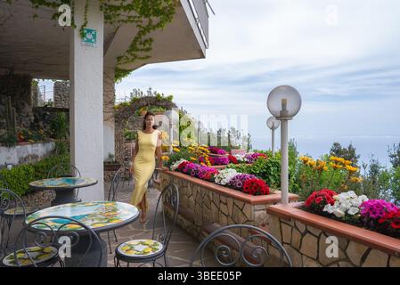 Terrazza panoramica ad Amalfi con vista sul Mar Tirreno Foto Stock