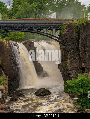 Paterson, New Jersey - Stati Uniti - 24 maggio 2025 le Great Falls of Paterson, New Jersey, sono una splendida cascata di 77 metri sul fiume Passaic, ricca di storia industriale Foto Stock