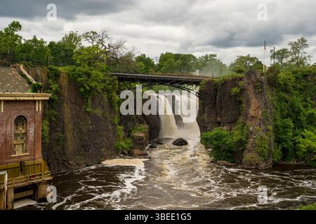 Paterson, New Jersey - Stati Uniti - 24 maggio 2025 le Great Falls of Paterson, New Jersey, sono una splendida cascata di 77 metri sul fiume Passaic, ricca di storia industriale Foto Stock