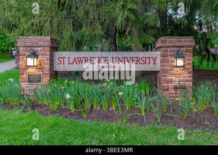 Canton, New York, USA - 16 maggio 2025: St Lawrence University, cartello di ingresso in pietra con architettura paesaggistica. Foto Stock