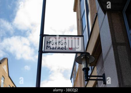 Cartello stradale per il mercato di Hoxton nel borgo londinese di Hackney sotto un cielo limpido. Foto Stock