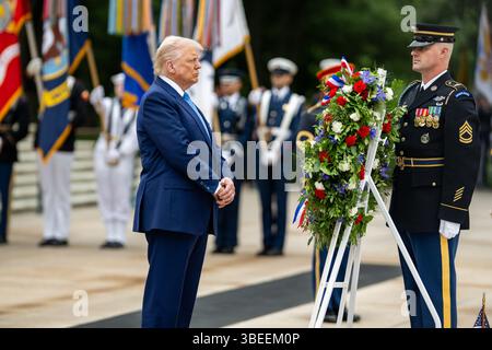 Il presidente Donald Trump partecipa a una cerimonia di deposizione delle ghirlande presso la Tomba del Milite ignoto il Memorial Day, lunedì 26 maggio 2026, presso il cimitero nazionale di Arlington ad Arlington, Virginia. (Foto ufficiale della Casa Bianca di Daniel Torok) Foto Stock