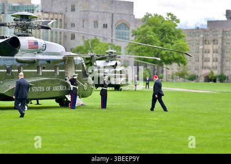 Il presidente Donald Trump sale a bordo di Marine One nella zona di atterraggio dell'Accademia militare di West Point, New York, sabato 24 maggio 2025, in viaggio verso il Trump National Golf Club Bedminster a Bedminster, New Jersey. (Foto ufficiale della Casa Bianca di Daniel Torok) Foto Stock