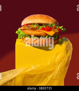 hamburger di pollo fresco e gustoso su un colorato sfondo artistico creativo Foto Stock